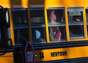 Sobrevivientes de masacre de Newtown vuelven a la escuela (Fotos)