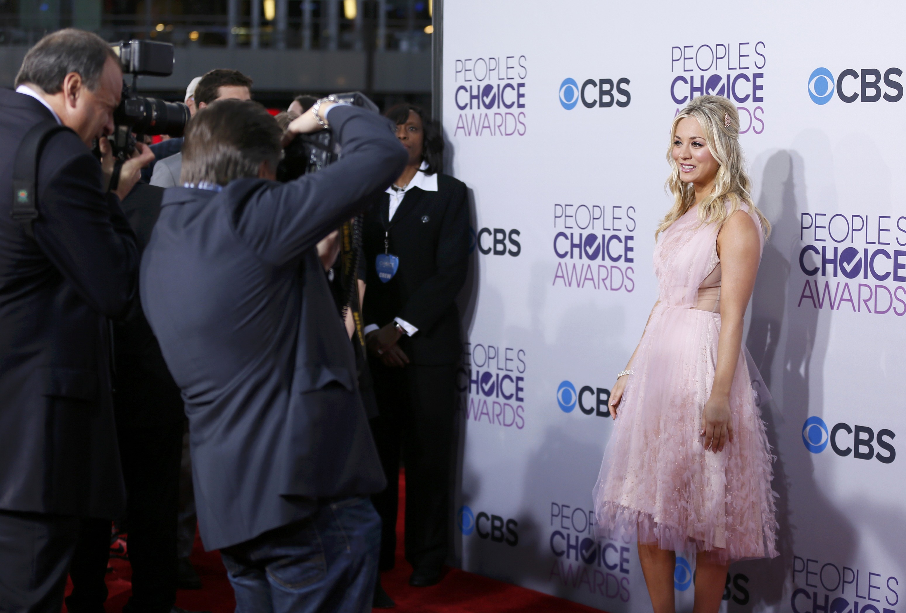 ¡Penny, Penny, Penny! Las mejores fotos de Kaley Cuoco en los People’s Choice Awards (FOTOS)