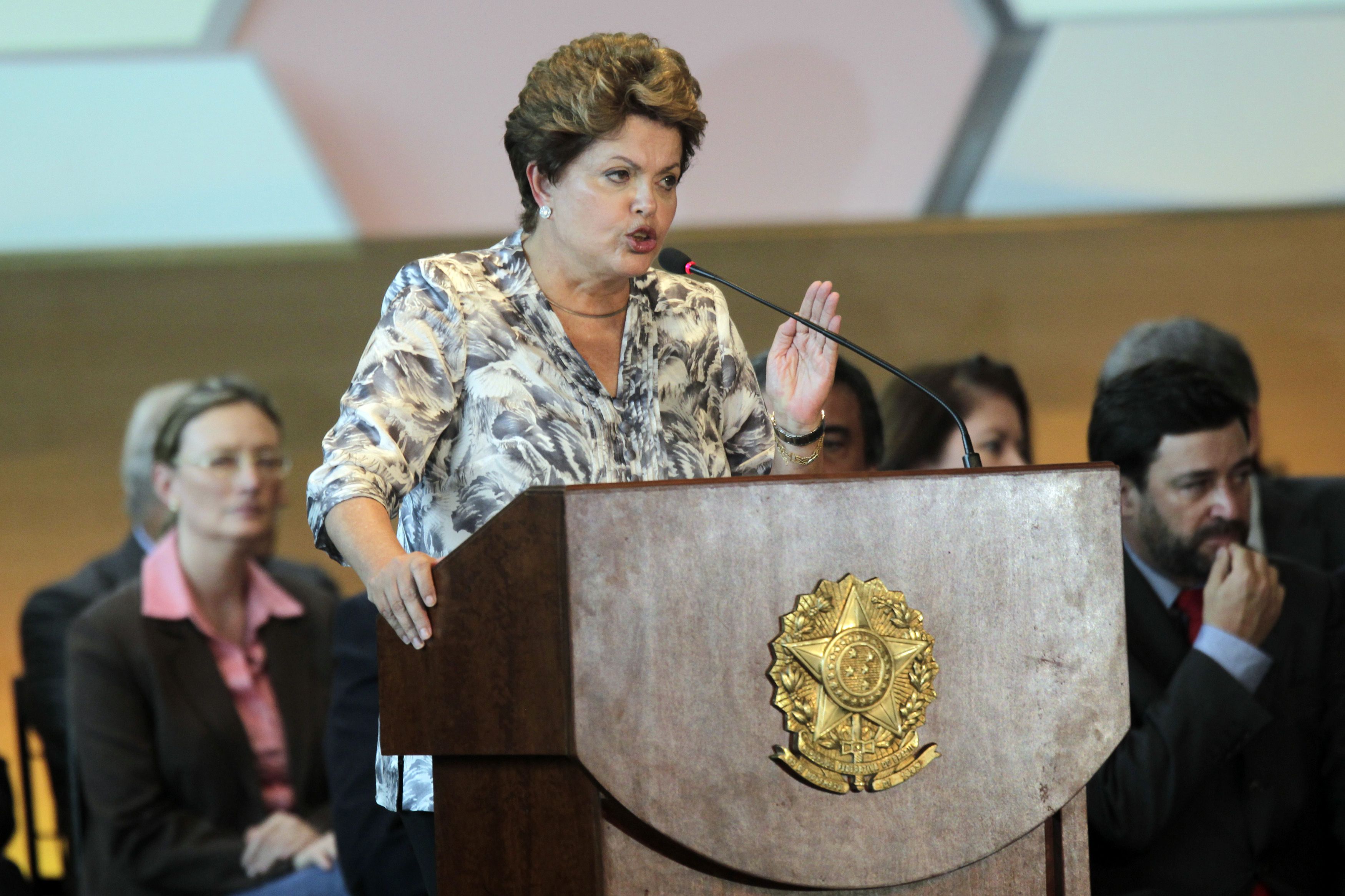Rousseff pide a alcaldes que “jamás se repitan” tragedias como la de incendio
