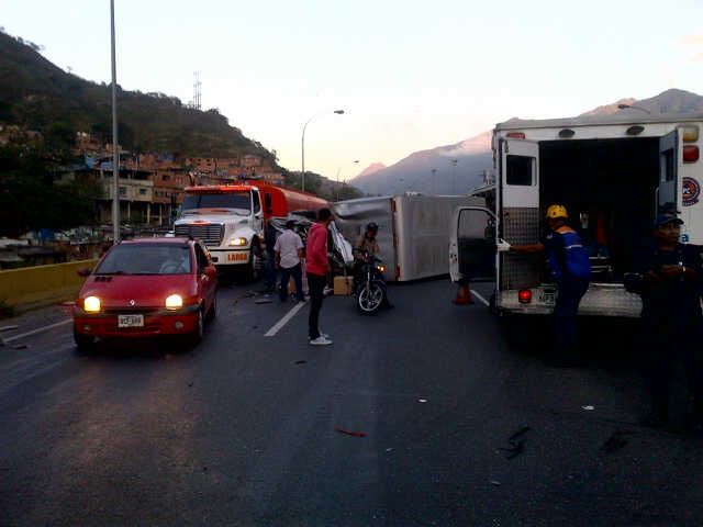 Accidente en la GMA dejó un fallecido y tres lesionados (Fotos)