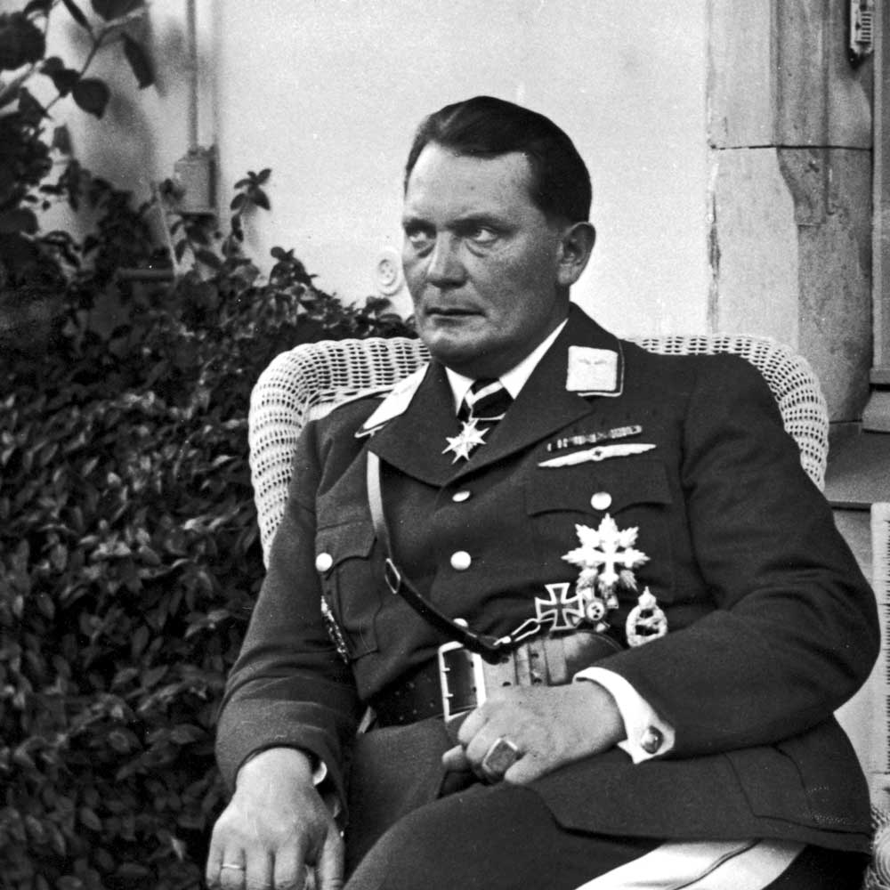 Angela Merkel y Hermann Goering comparten algo en común… Una alfombra