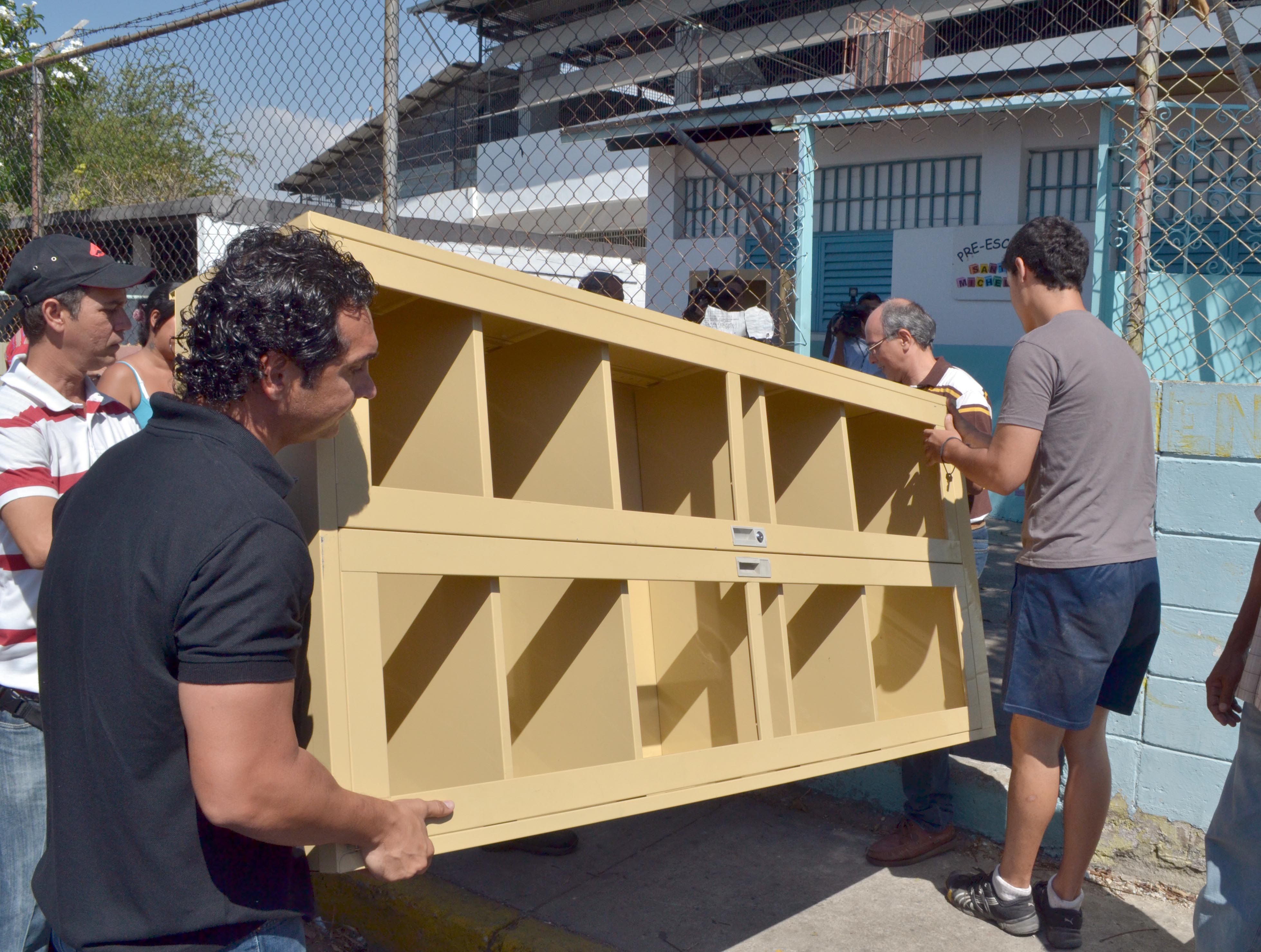 Richard Mardo entregó donativo a escuela del sector San José de Maracay