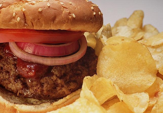 La comida chatarra puede causarle asma a los niños