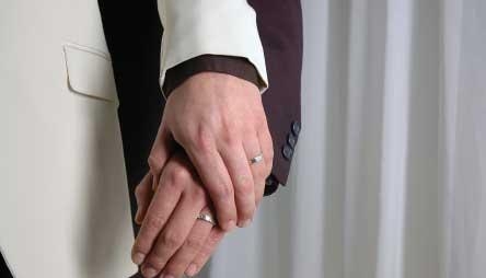 Boda de dos ancianos gays desata polémica