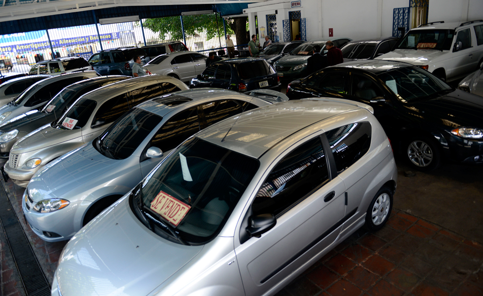 Ley delega en Sundecop fijación de precios de carros