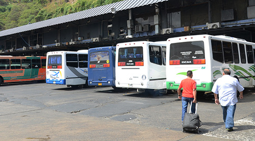 ¿Y los 300 mil pasajeros que espera el gobierno? Pocos pasajeros y autobuses en el terminal La Bandera