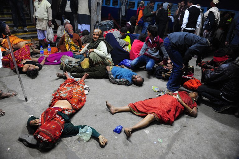 Al menos 36 muertos en avalancha humana durante festividad religiosa en la India (Fotos)