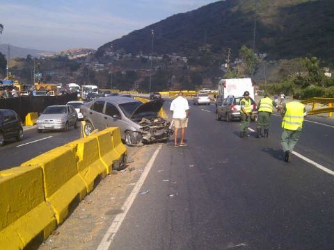 Choque con lesionado genera retraso sentido a La Guaira (Foto)