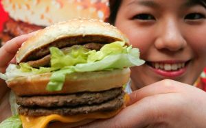 En Inglaterra quieren prohibir anuncios de comida rápida para combatir la obesidad