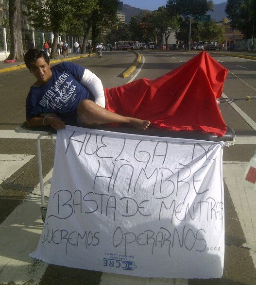 Pacientes protestan en el hospital de Coche (Fotos + Video)