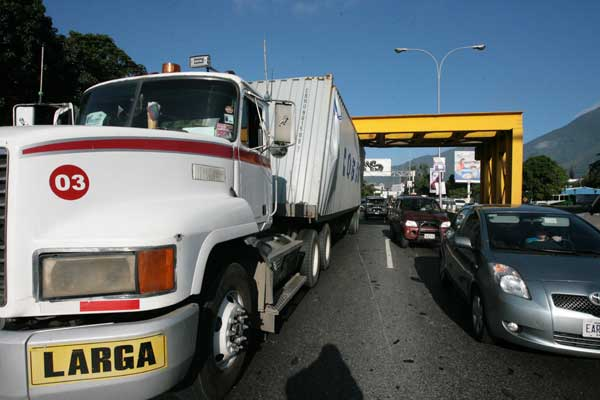 El puente de Los Ruices se encuentra en riesgo