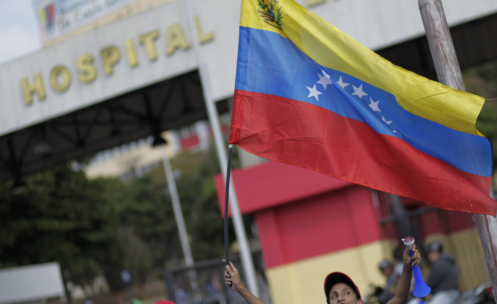 Año y medio después, Chávez vuelve al Hospital Militar