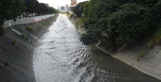 Realizan trabajos de rehabilitación del río Guaire a la altura de Las Mercedes