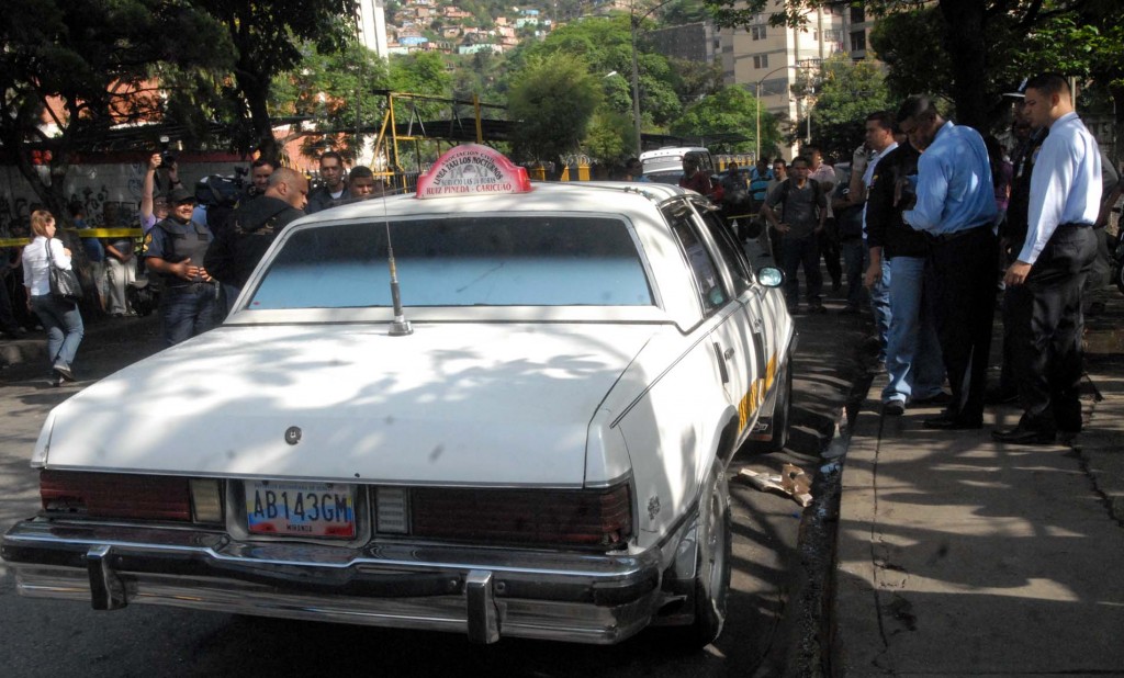 Motorizados tirotean a taxista dentro de su carro