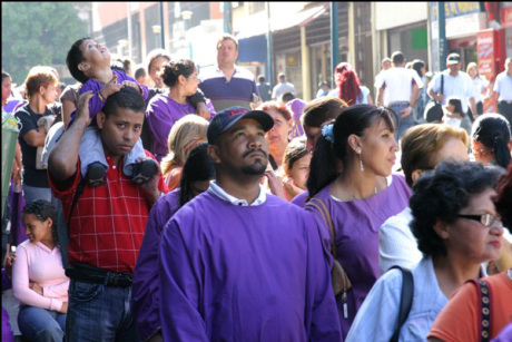 Comerciantes comienzan a exhibir las tradicionales túnicas de Semana Santa