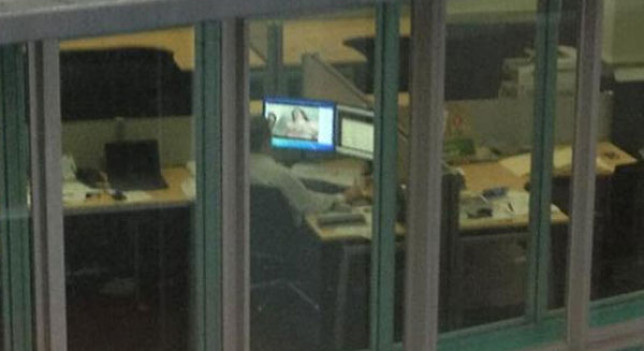 Lo pillaron viendo porno en la oficina (Foto)