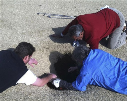 Estaba jugando Golf cuando se lo tragó la tierra (FOTO)