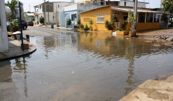 Calles de Lechería se anegaron tras fuerte oleaje