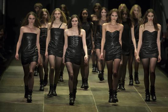 Saint Laurent rejuvenece bajo la aguja de Slimane