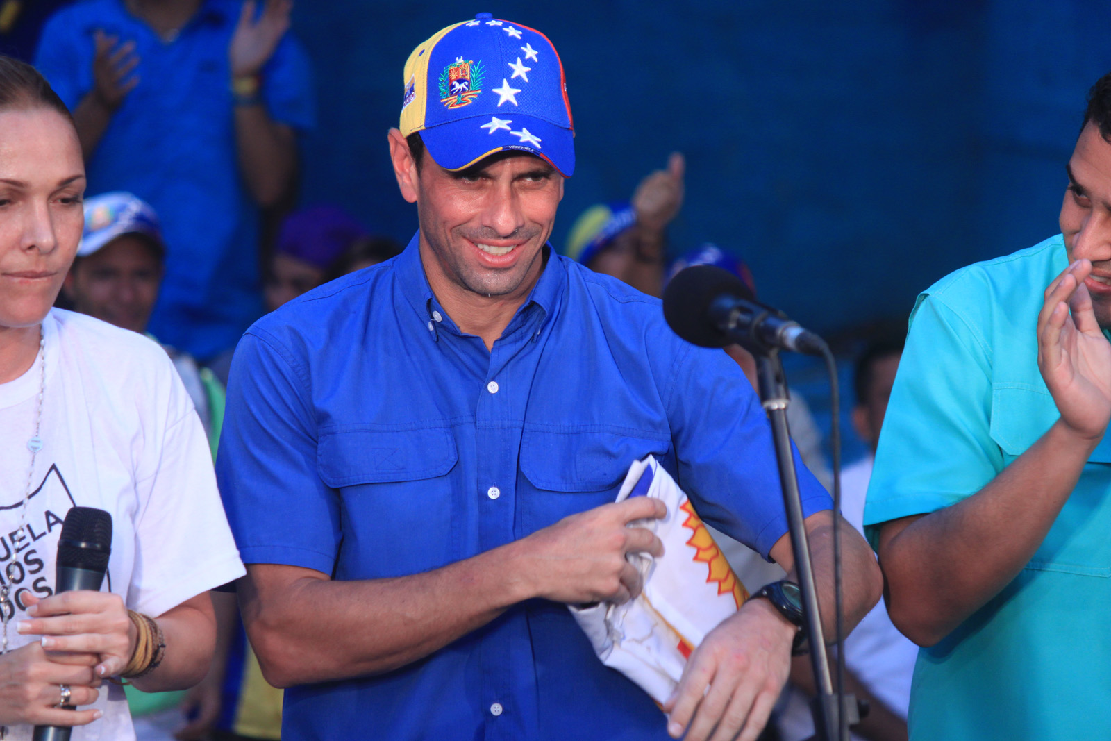 Capriles llega a procesión del Nazareno en Petare