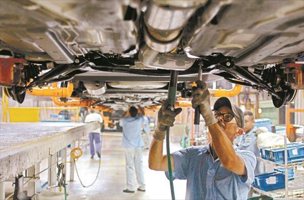 Empresas automotriz podrán importar carros desensamblados