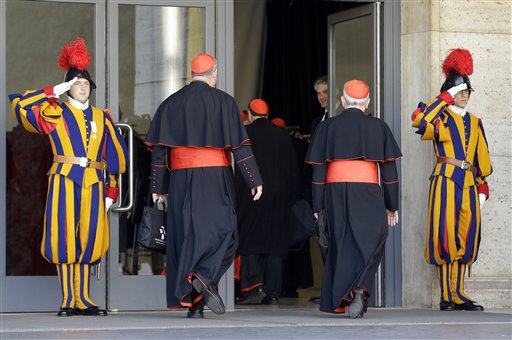 Unos cuatro guardias suizos y tres residentes vaticanos dieron positivos por coronavirus