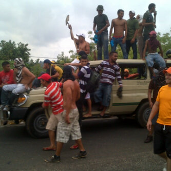 Queman camioneta del ejército en el Zulia (FOTOS)