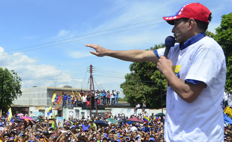 Capriles pide a los empleados públicos romper el miedo