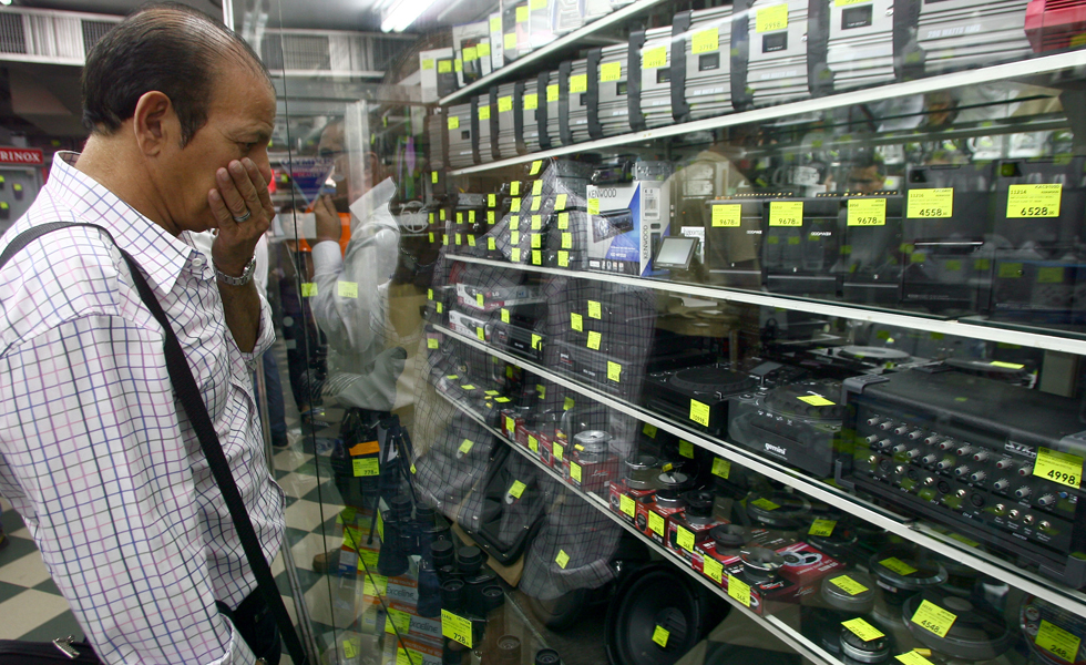 Venezolanos cada día están más sujetos al férreo control de cambio