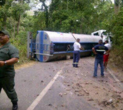 Cerrado paso a Ocumare de la Costa por cisterna accidentada