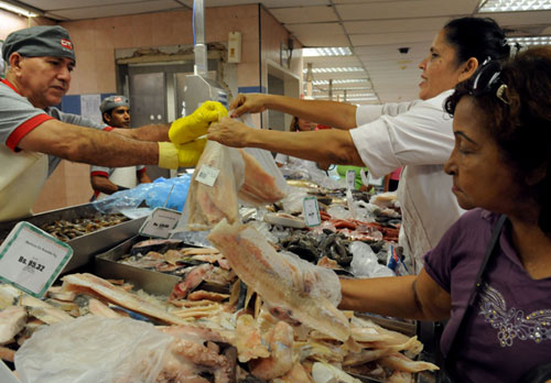 Consumidores recorren mercados para preparar platos de Semana Santa