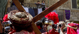 Fieles católicos rezan a las afueras de la Iglesia del Santo Sepulcro (FOTOS)