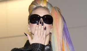 Lady Gaga se recupera de su operación y utiliza una silla de rueda bañada en oro