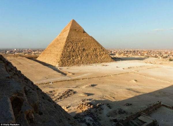 Sobrevoló en parapente la Gran Pirámide de Giza y vio en la cúspide algo que lo dejó atónito (VIDEO)