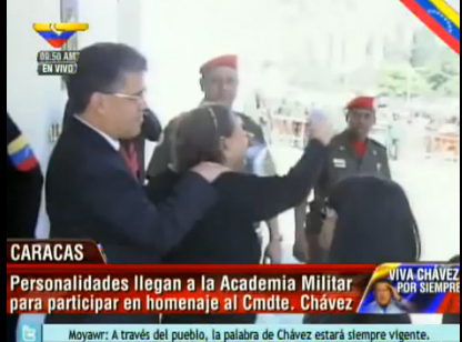 El emotivo momento en que el pueblo apoya a la madre de Chávez (Video)