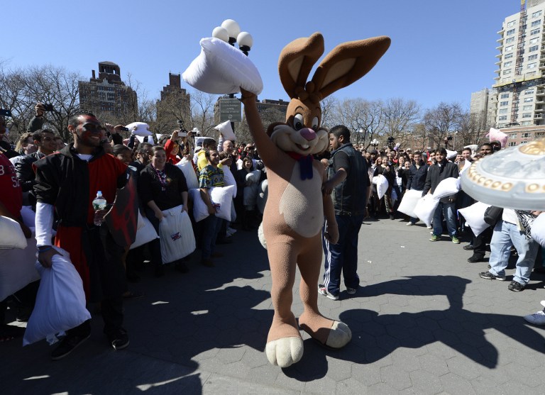 París en guerra… ¡de almohadas! (Fotos y Video)