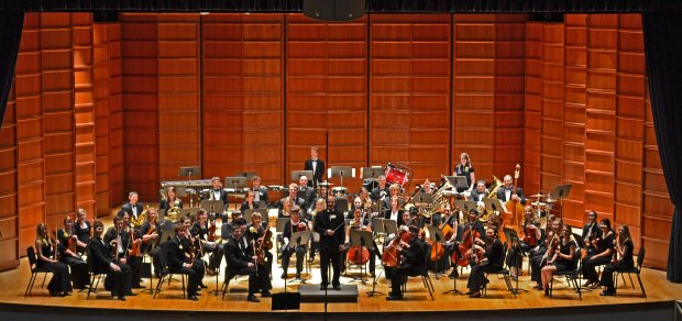 Estudiante hispano lleva su talento musical alrededor del mundo