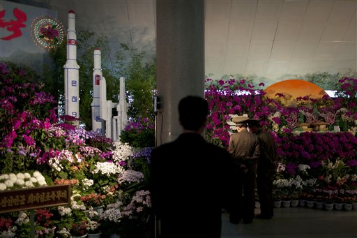 Corea del Norte exhibe flores y cohetes