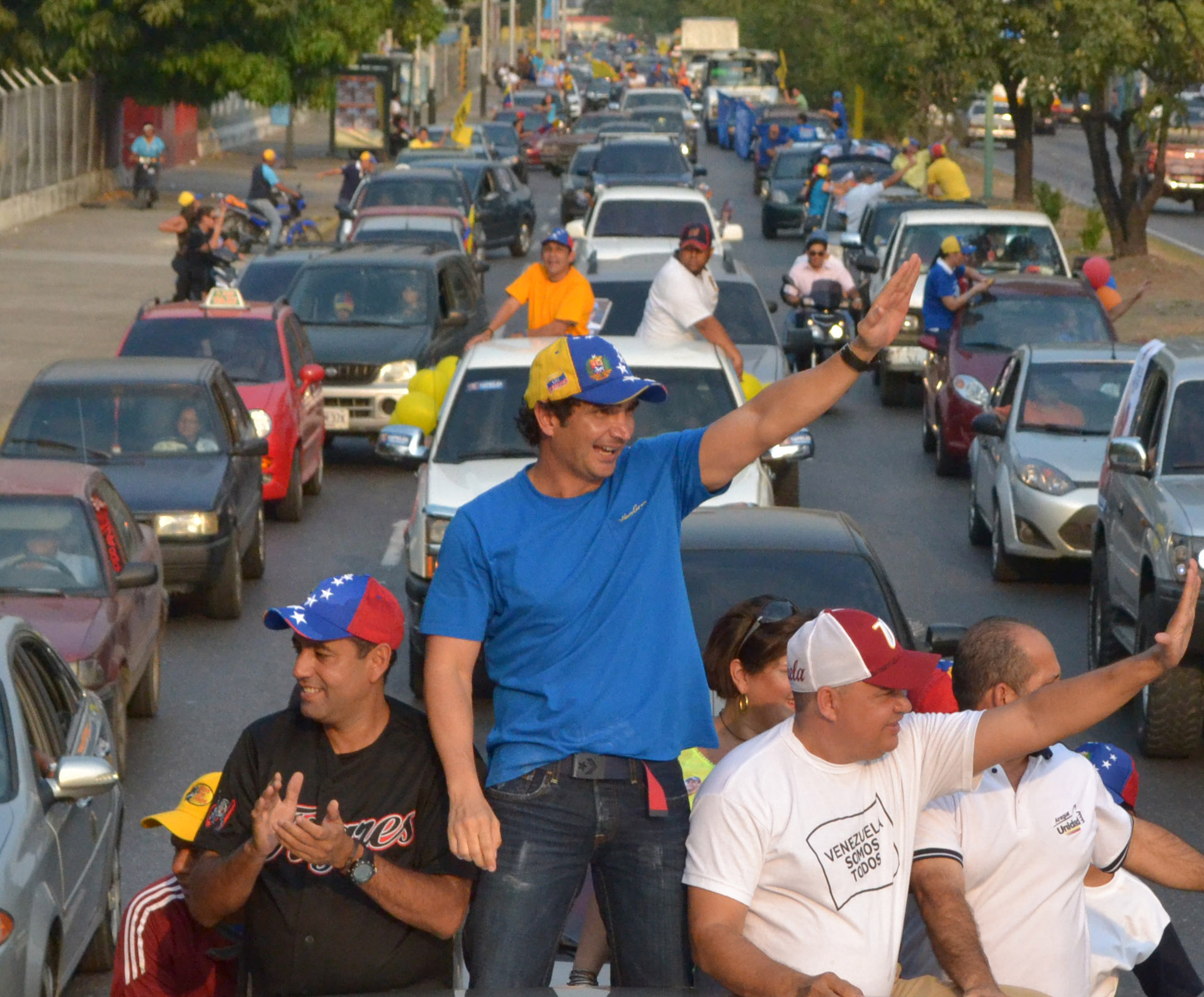 Con multitudinaria caravana Comando Simón Bolívar Aragua cerró campaña electoral