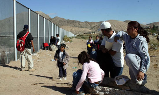 Hallan a once indocumentados escondidos entre sacos de cebollas en Texas, EEUU