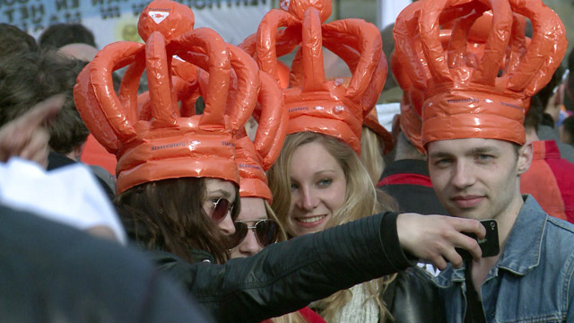 Ámsterdam teñida de naranja (Fotos y Video)