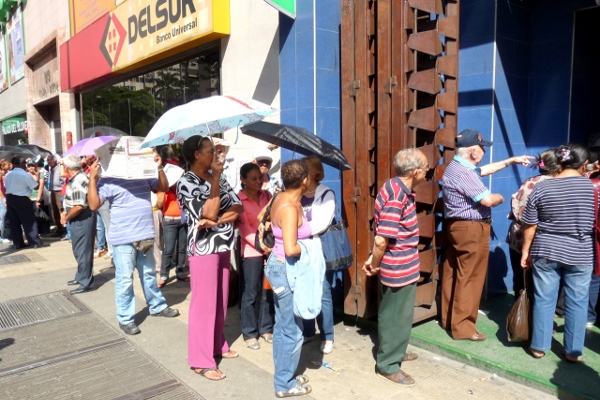 Pensionados denuncian que no depositaron con aumento