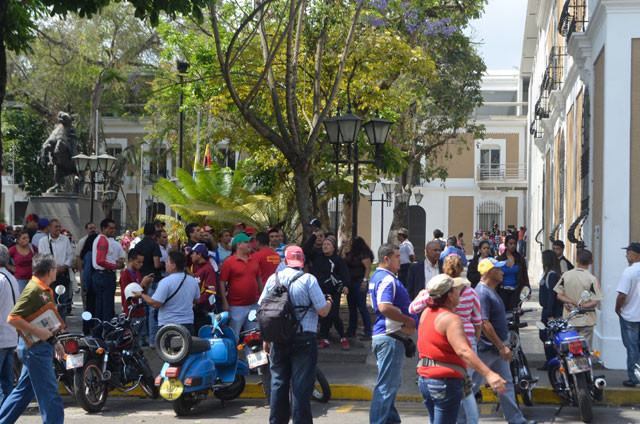 Solicitan destitución de Capriles como Gobernador