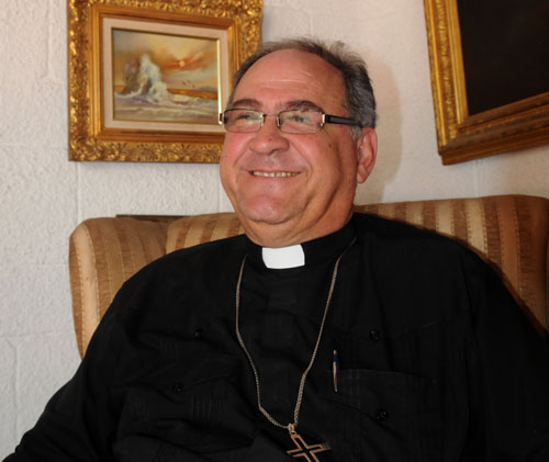 Arzobispo de Valencia exhortó a comulgar en la mano para prevenir contagio de difteria
