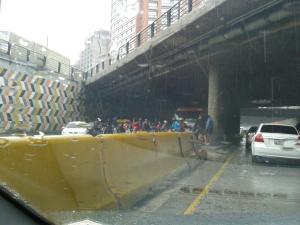 Motorizados se resguardan en Chacao por la lluvia (Foto)