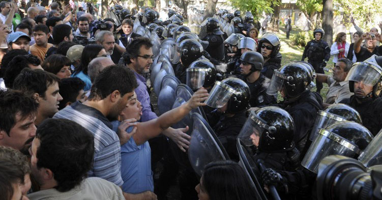 Multitud manifiesta contra represión policial en neuropsiquiátrico