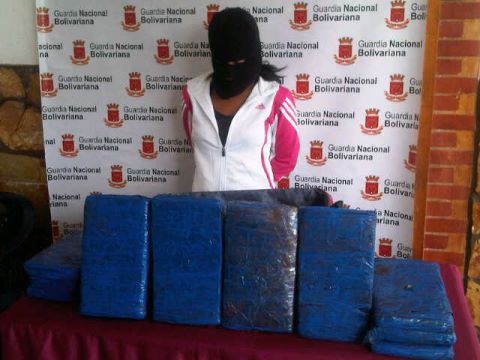 Incautan 10 panelas de marihuana a una joven de 19 años (Foto)