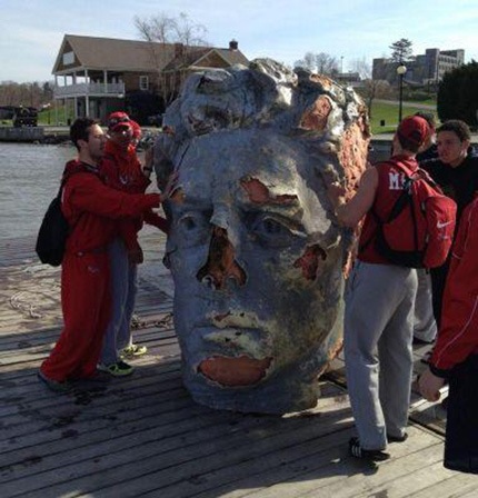 Hallan flotando una enorme cabeza grecorromana (Fotos)