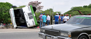 Autobús de pasajeros volcado deja saldo de once personas heridas (Foto)