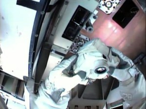 Astronautas de la Nasa salen de ISS para intentar reparar escape de amoniaco